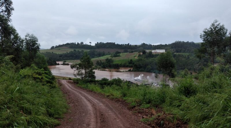 Excesso de chuva eleva nível dos rios e causa mortes no RS