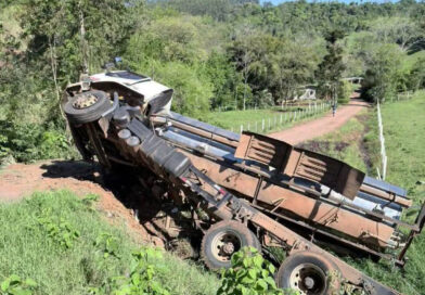 Caminhão de leite tomba na RSC-472 entre Tenente Portela e Palmitinho